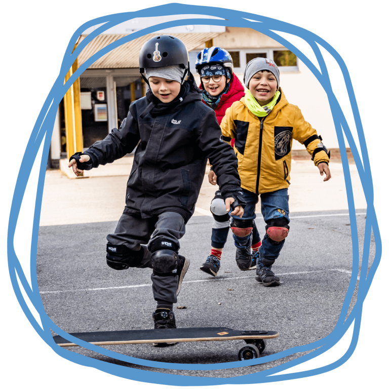 Kids mit Longboard